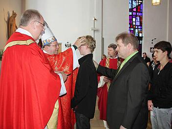Bischof Wilmar Santin (Zweiter von links) spendete das Firmsakrament. Ralf Kestel