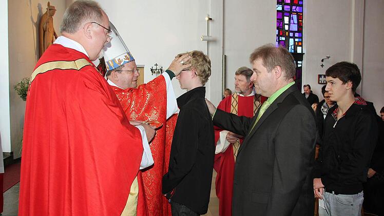 Bischof Wilmar Santin (Zweiter von links) spendete das Firmsakrament. Ralf Kestel