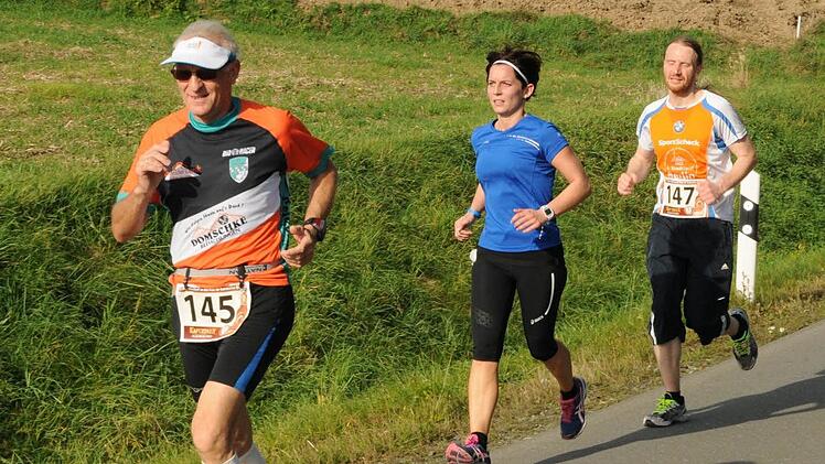 Sindy Meier (Mitte) war nach ihrem Marathondebüt vor zwei Wochen in München schon wieder unterwegs und wurde Zehnte.