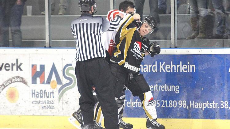Der Haßfurter Dennis Friedberger (weißes Trikot) und Germerings Ex-Haßfurter Martin Dürr beharken sich an der Bande.