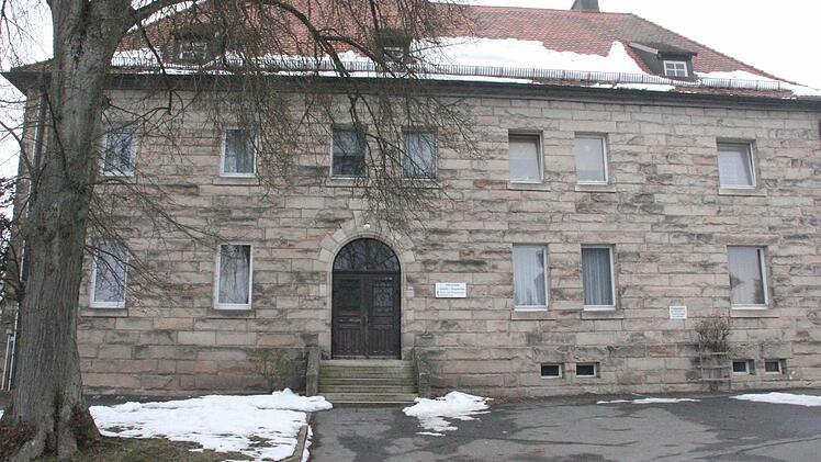 Der Altbau der Schule. Im Obergeschoss ist eine Wohnung vermietet.  Foto: Friedwald Schedel