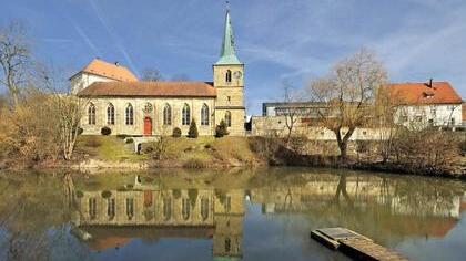 Die gespiegelte Schneyer Kirche. Foto: Harald Koch
