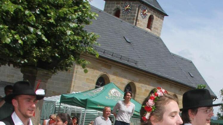 Mit viel Schwung ging's dann hinaus auf den Festplatz. Foto: Sonja Adam