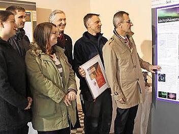 Von links Claudia Donth, Wolfgang Groß, Lisa Rapp. Mit im Bild Vorstandsvorsitzender der Sparkasse, Klaus Scherr, Projektleiter Markus Stirn und Vorstand der Sparkasse Harry Weiß Foto: Veronika Schadeck