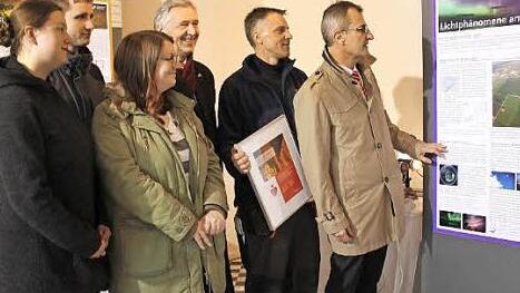 Von links Claudia Donth, Wolfgang Groß, Lisa Rapp. Mit im Bild Vorstandsvorsitzender der Sparkasse, Klaus Scherr, Projektleiter Markus Stirn und Vorstand der Sparkasse Harry Weiß Foto: Veronika Schadeck