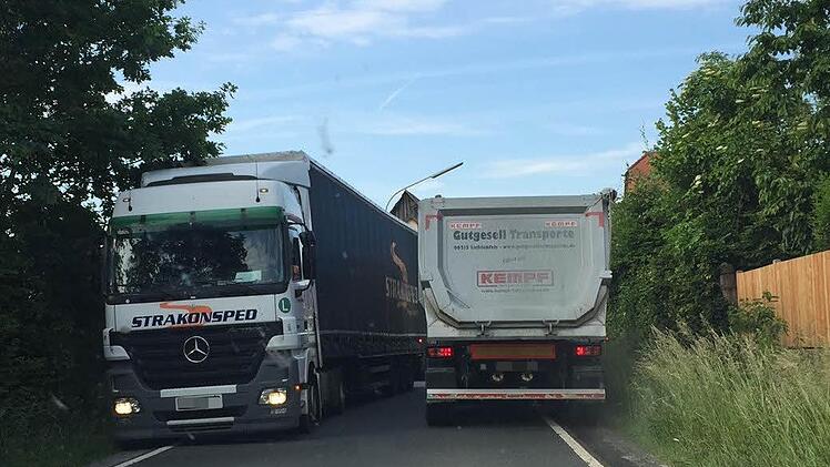 Auch in der engen Kulmbacher Straße in Thurnau zwickt's, wenn sich zwei Laster begegnen. Foto: Christian Holhut