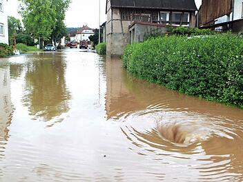 Ein ganzer Ort unter Wasser: Stettfeld wurde am Freitagmorgen vom Hochwasser heimgesucht. Die Straße ist unpassierbar. Foto: News5/Herse