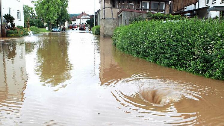 Ein ganzer Ort unter Wasser: Stettfeld wurde am Freitagmorgen vom Hochwasser heimgesucht. Die Straße ist unpassierbar. Foto: News5/Herse