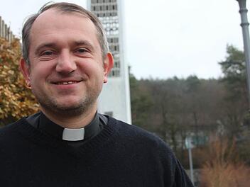 Wieder sind zwei gefüllte Gläser mit Kleingeld im Pfarrhaus abgegeben worden. Pfarrer Michael Kubatko freut sich über jedes neue Glas. Foto: Heike Beudert