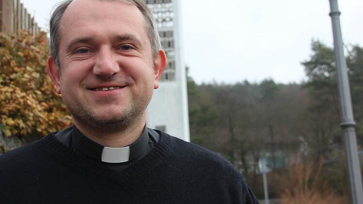 Wieder sind zwei gefüllte Gläser mit Kleingeld im Pfarrhaus abgegeben worden. Pfarrer Michael Kubatko freut sich über jedes neue Glas. Foto: Heike Beudert
