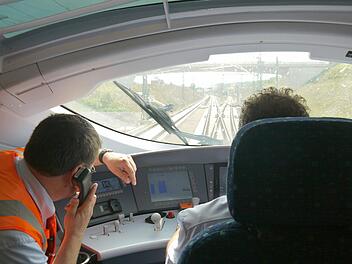 Testfahrt im Coburger Land: Die beiden Triebfahrzeugführer, Werner Hansel und Andreas Maucher, haben - wie hier, südlich von Coburg - nicht die Zeit, um auf die Suche nach der schönen Landschaft des Coburger Landes zu gehen. So eine Fahrt außerhalb des Fahrplans erfordert jede Menge Abstimmungsbedarf. Fotos: Berthold Köhler / Marcel Baars