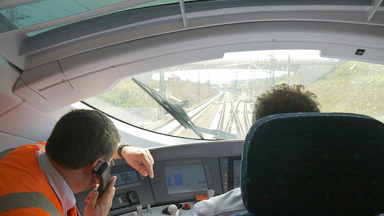 Testfahrt im Coburger Land: Die beiden Triebfahrzeugführer, Werner Hansel und Andreas Maucher, haben - wie hier, südlich von Coburg - nicht die Zeit, um auf die Suche nach der schönen Landschaft des Coburger Landes zu gehen. So eine Fahrt außerhalb des Fahrplans erfordert jede Menge Abstimmungsbedarf. Fotos: Berthold Köhler / Marcel Baars