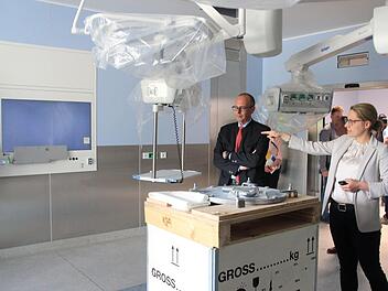 Der Landrat und die Klinikleiterin in einem neuen OP-Raum.