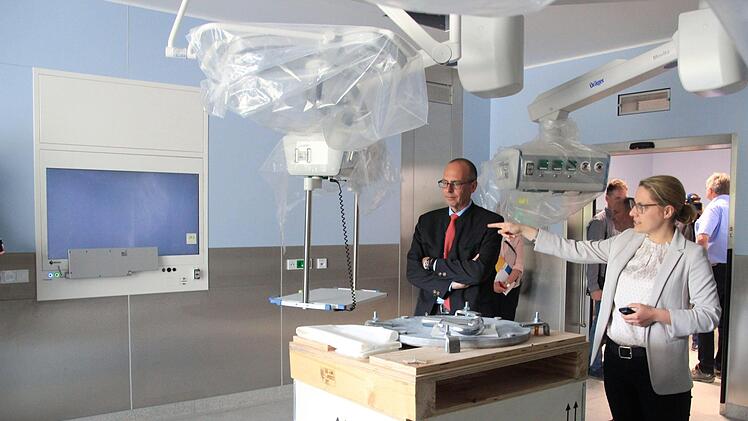 Der Landrat und die Klinikleiterin in einem neuen OP-Raum.
