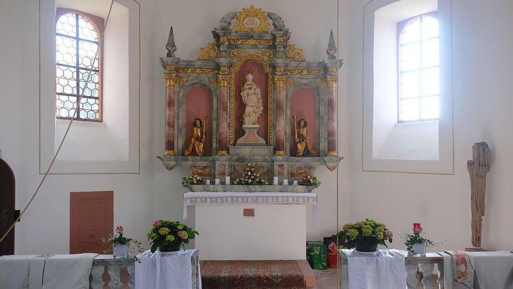 Die Kapelle St. Michael ist ein schlichter Barockbau, allerdings mit einem hochbarocken Altar ausgestattet. Foto: Gerd Schaar