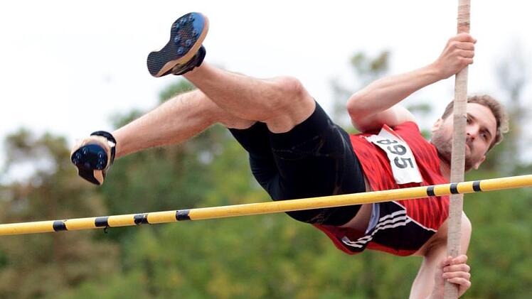 Kai Bauer schaffte im Stabhochsprung 3,50 Meter und war als Sieger der Altersklasse M30 einer von insgesamt nur vier Athleten, die mehr als 5000 Punkte sammelten. Fotos: herzopress