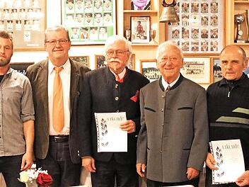 Ehrungen beim TSV Stadtsteinach; im Bild (von links) Landrat Klaus Peter Söllner, Markus Strauch, Carsten Hohn (25 Jahre), Zweiter Bürgermeister Franz Schrepfer, Manfred Schomberg (60), Ludwig Ploner (75), Wilhelm Günther (50), Michael Feulner (25) und Vorsitzender Roland Wolfrum  Foto: Klaus Klaschka