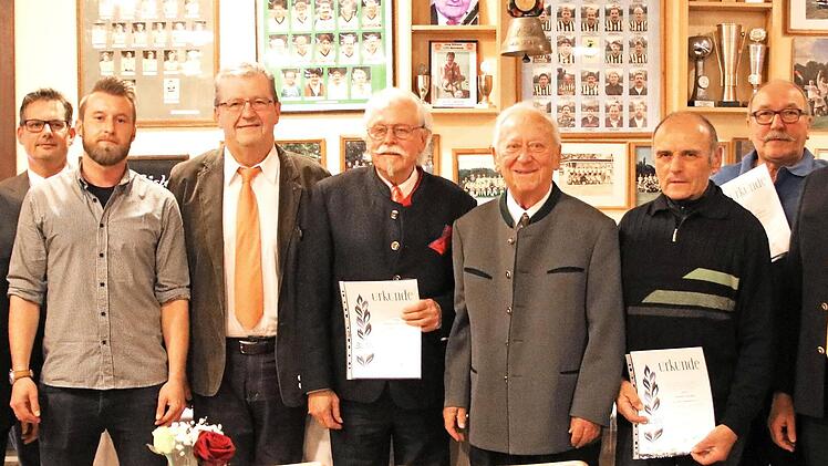 Ehrungen beim TSV Stadtsteinach; im Bild (von links) Landrat Klaus Peter Söllner, Markus Strauch, Carsten Hohn (25 Jahre), Zweiter Bürgermeister Franz Schrepfer, Manfred Schomberg (60), Ludwig Ploner (75), Wilhelm Günther (50), Michael Feulner (25) und Vorsitzender Roland Wolfrum  Foto: Klaus Klaschka