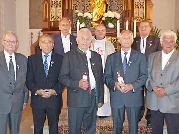 Diamantene und eiserne Kommunion feierten mit Pfarrer Manderla (von links) Manfred Zahl, Gustav Kodisch, Dieter Haueis, Willi Bergmann, Rudolf Matysiak, Karl Schott und Helmut Kollerer.
