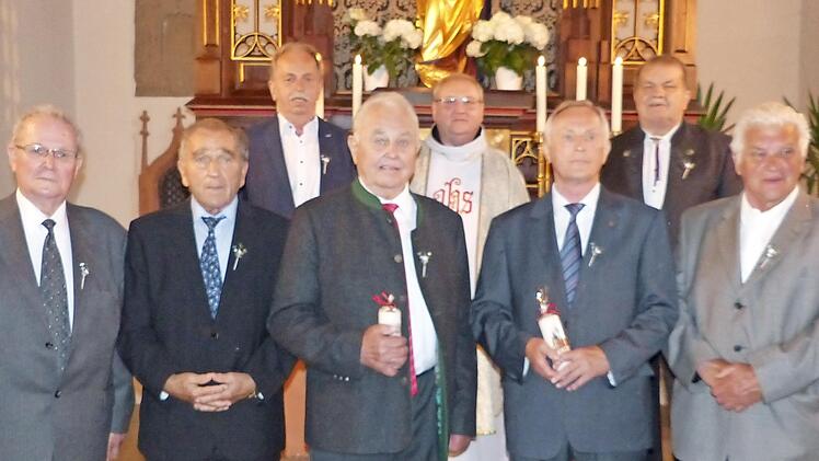 Diamantene und eiserne Kommunion feierten mit Pfarrer Manderla (von links) Manfred Zahl, Gustav Kodisch, Dieter Haueis, Willi Bergmann, Rudolf Matysiak, Karl Schott und Helmut Kollerer.