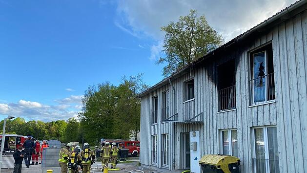 An der Fassade der Asylunterkunft ist deutlich zu erkennen, wo sich die Tat am Pfingstsonntag ereignet haben soll. Es handelt sich um die Wohnung des Opfers und ihrer Tochter (2).