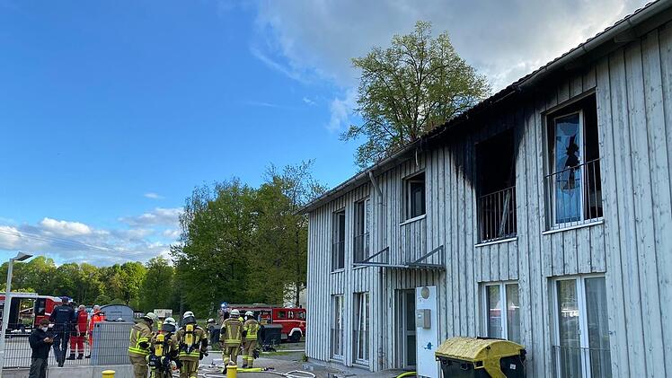 An der Fassade der Asylunterkunft ist deutlich zu erkennen, wo sich die Tat am Pfingstsonntag ereignet haben soll. Es handelt sich um die Wohnung des Opfers und ihrer Tochter (2).