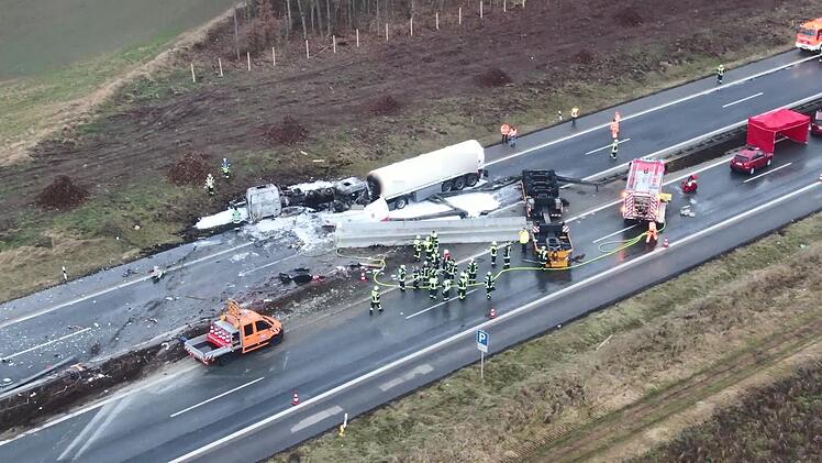 A3 bei Geiselwind: Fahrer stirbt bei Unfall in brennendem Lastwagen - Vollsperrung bis zum Abend