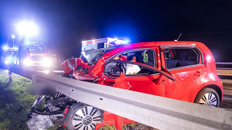 Schwerer Unfall auf Mainbr&uuml;cke bei Theres: Frau stirbt - Fahrer flieht vom Unfallort