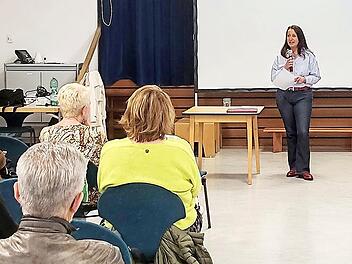 Corina Büttner, Leiterin des Ordnungsamtes Bad Kissingen, beim Vortrag vor knapp 40 Neubürgern im Stadtsaal.