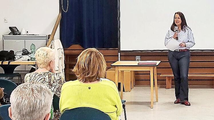 Corina Büttner, Leiterin des Ordnungsamtes Bad Kissingen, beim Vortrag vor knapp 40 Neubürgern im Stadtsaal.