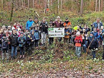 Oberhaids Bürgermeister Carsten Joneitis, Försterin Amelie Baumer, Angelika Morgenroth von der WBV, Rektor Georg Schmidt sowie Lehrer und Schüler der dritten Klassen der Grund- und Mittelschule Oberhaid bei ihrer Aktion im Wald.