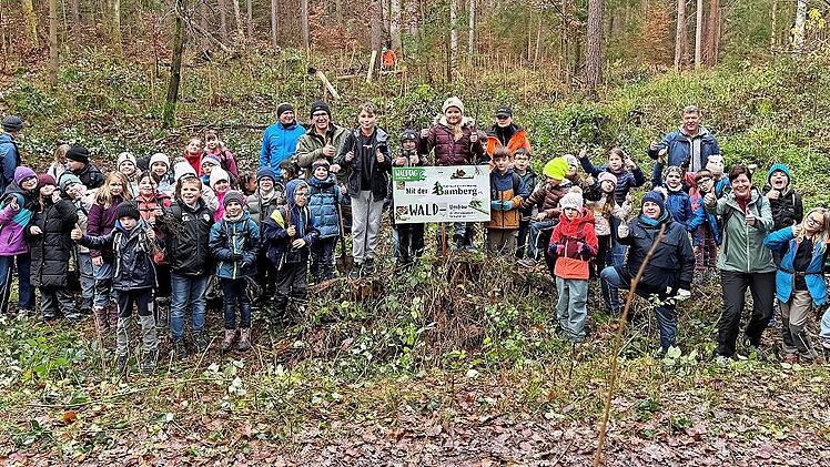 Oberhaids Bürgermeister Carsten Joneitis, Försterin Amelie Baumer, Angelika Morgenroth von der WBV, Rektor Georg Schmidt sowie Lehrer und Schüler der dritten Klassen der Grund- und Mittelschule Oberhaid bei ihrer Aktion im Wald.