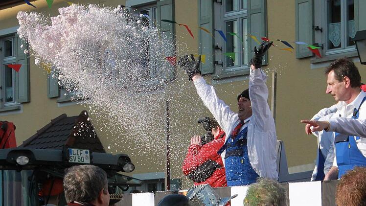 "Hellauuuuuuuuu!" - der Bayern-Fan-Club Reundorf beglückte zahlreiche Schaulustige mit Konfetti.