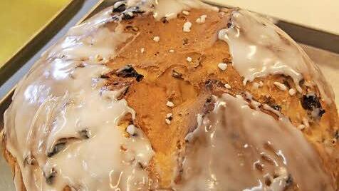 Osterbrot mit Zuckerguss glasiert.