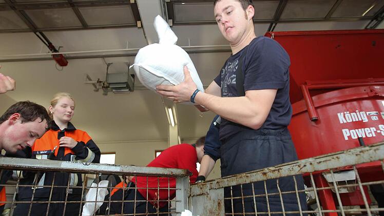 Feuerwehrleute befüllen in Bubenreuth bis zum Mittag über 8.000 Sandsäcke. Foto: News5 / Herse