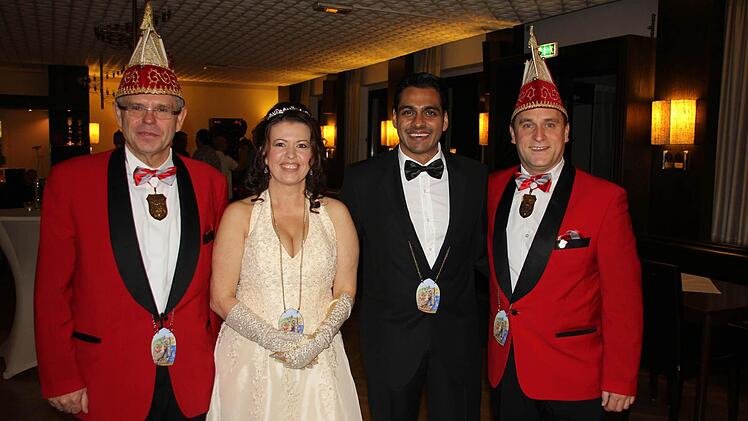 Das Prinzenpaar Parag und Biggi mit Kanzler Georg Löffler (links) und Präsident Martin Panzer (rechts)