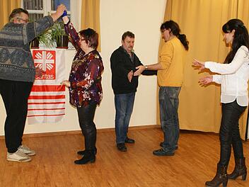 Mit dem Projekt "Kreativer Tanz - Tanzimprovisation mit psychisch kranken Menschen" geht das Tageszentrum der Caritas in Haßfurt neue Wege. Einmal pro Woche arbeitet die Tanz- und Bewegungstherapeutin Claudia Girtgen-Diehl (rechts) mit den Klienten des Tageszentrums. Foto: Sabine Weinbeer