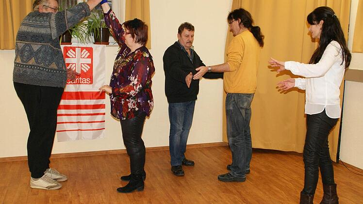 Mit dem Projekt "Kreativer Tanz - Tanzimprovisation mit psychisch kranken Menschen" geht das Tageszentrum der Caritas in Haßfurt neue Wege. Einmal pro Woche arbeitet die Tanz- und Bewegungstherapeutin Claudia Girtgen-Diehl (rechts) mit den Klienten des Tageszentrums. Foto: Sabine Weinbeer