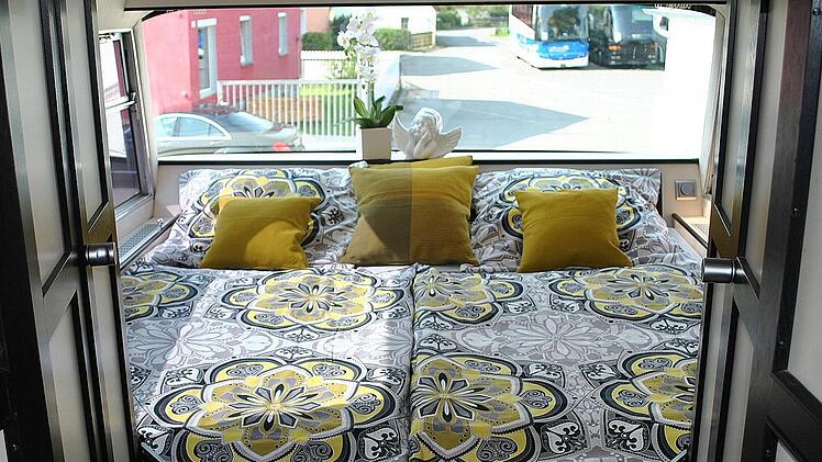 Der absolute Clou: das geräumige Schlafzimmer mit höhenverstellbarem Bett. Außerdem existiert im Bus noch ein Gästeraum. Foto: Sonja Adam
