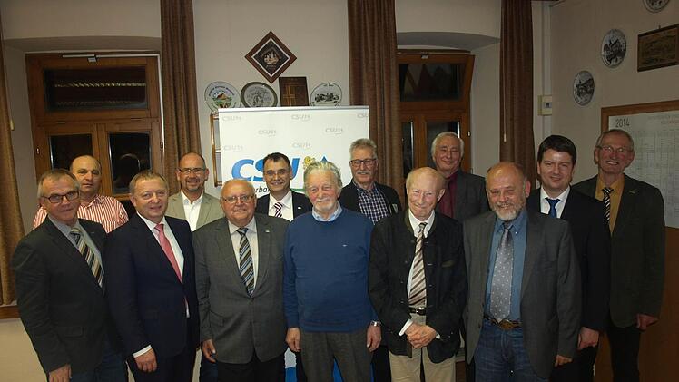 Bei einem Festabend zeichnete der CSU-Ortsverband Oerlenbach treue Mitglieder aus. Unser Foto zeigt Geehrte und Ehrengäste mit von links Gerhard Fischer, Manfred Greubel, Kreisvorsitzender und Landrat Thomas Bold, Andreas Kukuk, Siegfried Erhard, Robert Erhard, Manfred Herterich, Dieter Ott, Dr. Josef Hildenbrand, Fridolin Schubert, Walter Vierheilig, MdL Sandro Kirchner und Kurt Distler.