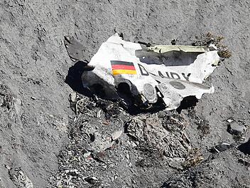 Ein Teil des Wracks der Germanwings-Maschine, die am Dienstag in den französischen Alpen abgestürzt ist. Foto: Sebastian Nogier, dpa Ein Teil des Wracks der Germanwings-Maschine, die am Dienstag in den französischen Alpen abgestürzt ist. Foto: Sebastian Nogier, dpa