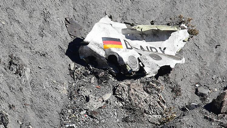 Ein Teil des Wracks der Germanwings-Maschine, die am Dienstag in den französischen Alpen abgestürzt ist. Foto: Sebastian Nogier, dpa