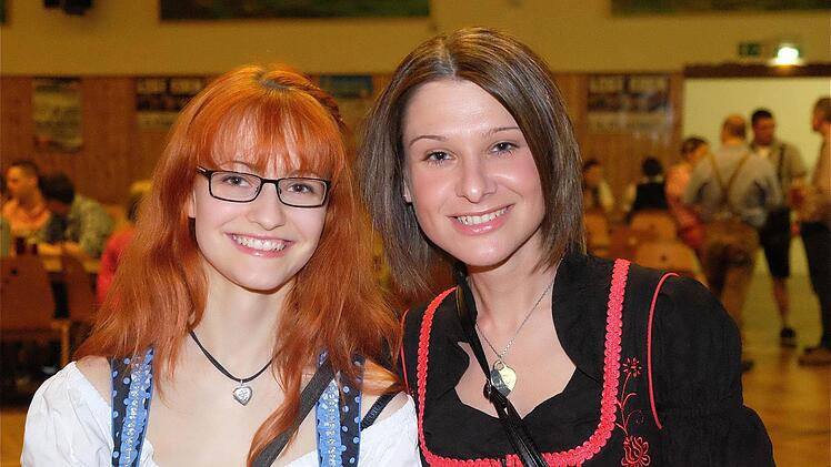 Laura (links) und Elena nutzen die Nacht der Tracht als willkommene Gelegenheit, ihre Dirndel zu tragen. Foto: Gerd Schaar