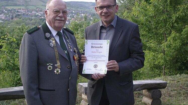 Detlef Eigen (links) wurde zum Ehrenschützenmeister der SG Hammelburg ernannt. Dazu gratulierte Bürgermeister Armin Warmuth.