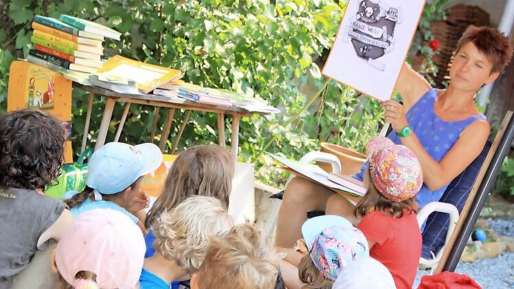 Judith Allert bei der Lesung für Kinder in ihrem Bauernhof in Püchitz. Wie in ihren Büchern illustriert sie die Texte auch bei der Lesung mit Zeichnungen, was alles noch kurzweiliger für ihr Publikum werden lässt. Foto: Matthias Einwag