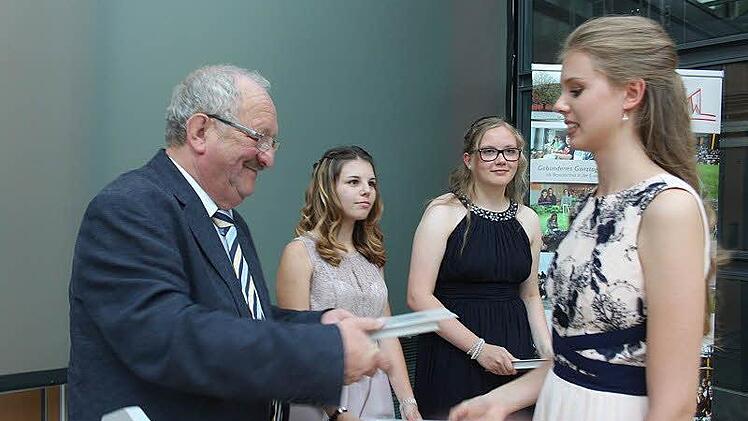 Der weitere Stellvertreter des Landrates, Bernd Steger (FW), zeichnet Lena Krause für ihre besonderen Leistungen aus. Mit im Bild Anna-Lena Grundmann (Zweite von links) und Elena Brummer. Alle drei erzielten bei der Mittleren Reife einen Notendurchschnitt von 1,42. Fotos: Veronika Schadeck