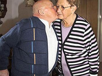 Das schönste Geschenk bekam Alma Buß aus Tannenwirtshaus von ihrem Mann: einen dicken Kuss zum 85. Geburtstag.  Foto: Sonny Adam