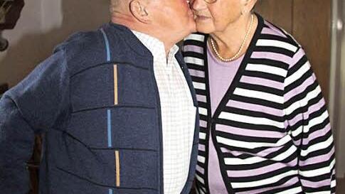 Das schönste Geschenk bekam Alma Buß aus Tannenwirtshaus von ihrem Mann: einen dicken Kuss zum 85. Geburtstag.  Foto: Sonny Adam