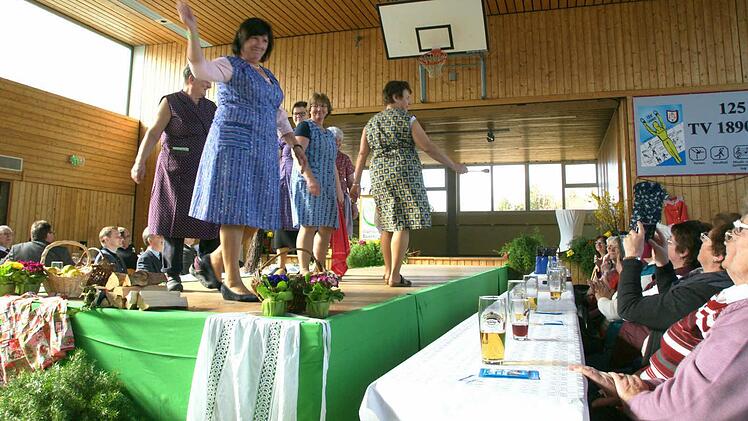 Der absolute H&ouml;hepunkt war die Sch&uuml;rzenmodenschau: vom Arbeits- bis zur Feiertagssch&ouml;erzer wurden alle Varianten gezeigt.