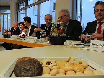 Süße Sachen gebacken? Die Sparkassenfusion Ostunterfranken mit Stadt und Landkreis Schweinfurt ist seit 8. Dezember 2017 vertraglich unterschrieben. Unser Bild zeigt von links Johannes Rieger, Soraya Lippert,  Florian Töpper, Wilhelm Schneider, Claus Bittenbrünn und Peter Schleich, die "Architekten" der Sparkasse Schweinfurt-Haßberge.